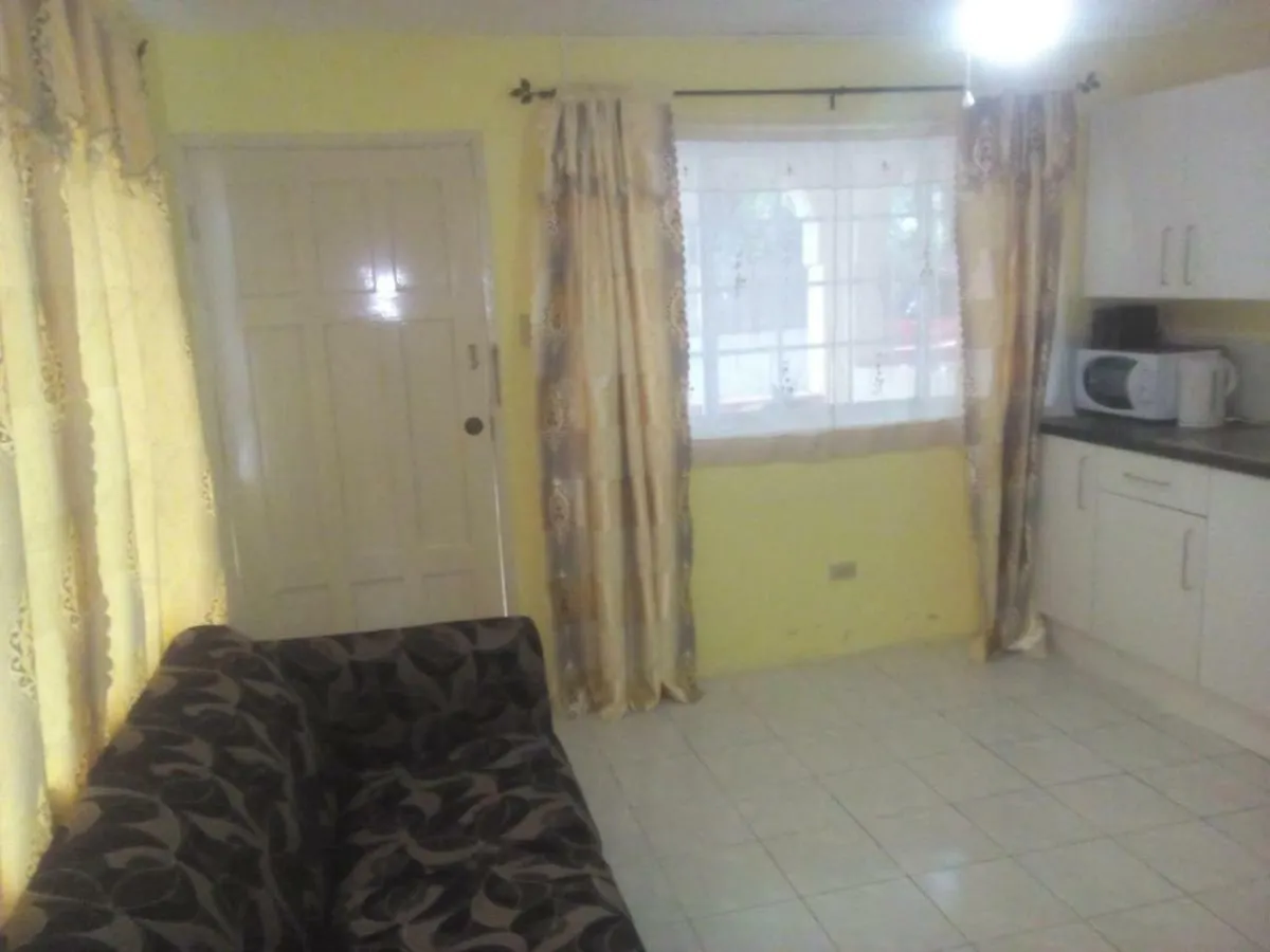 Almond Tree Apartments 네그릴